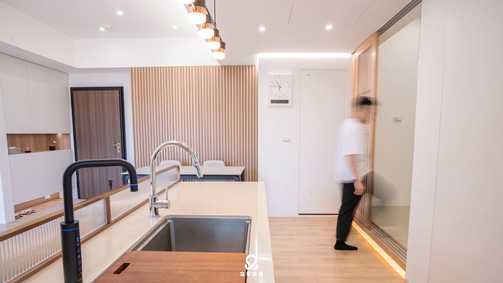 明亮木質住宅餐廚空間
