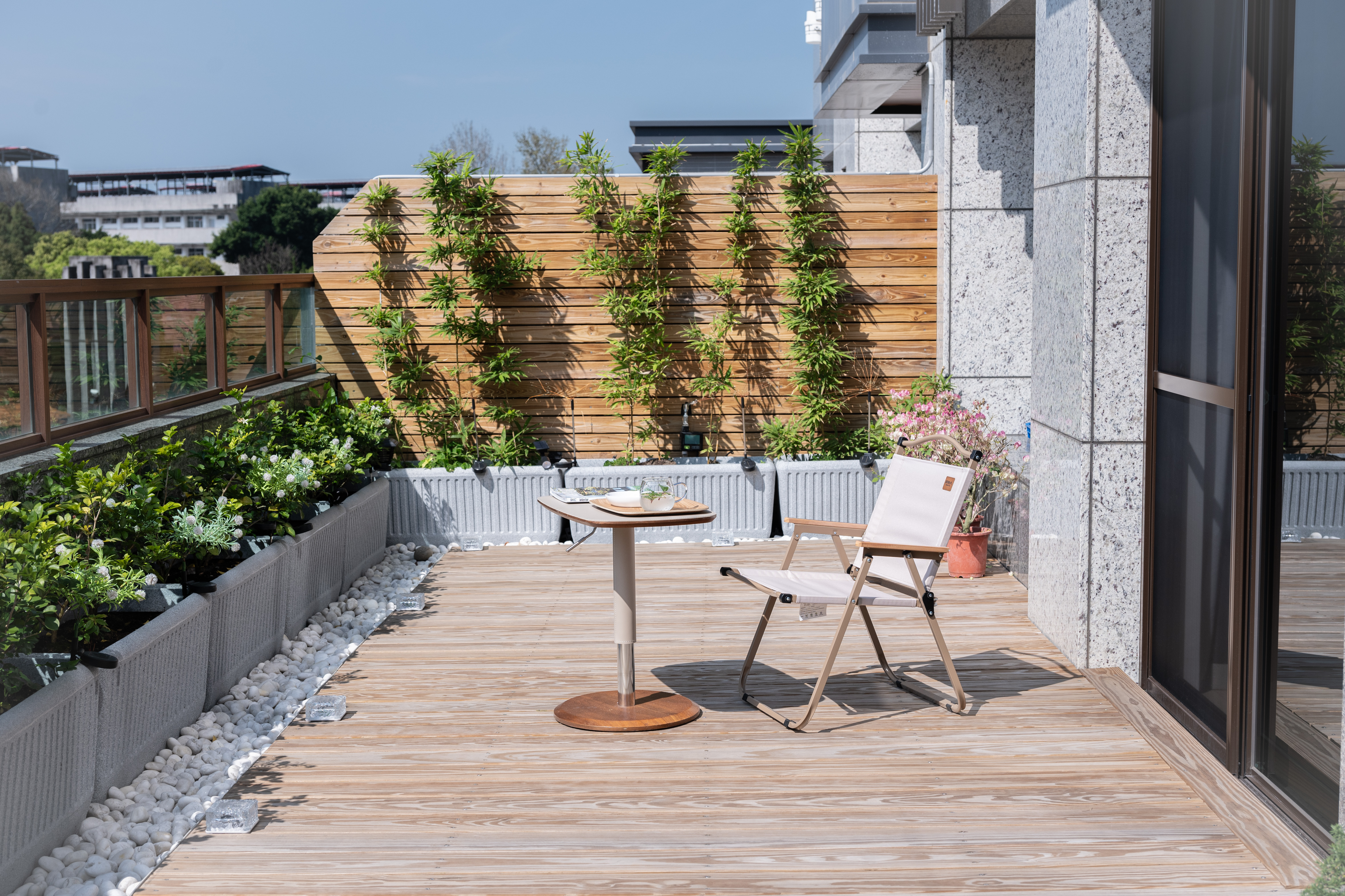 明亮木質住宅餐廚空間